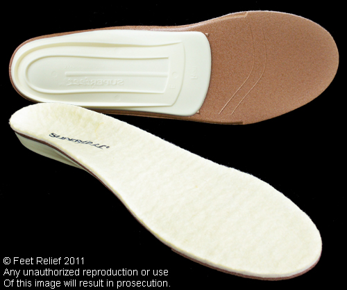Superfeet Wooly white arch support insoles one on side showing the bottom arch support shell and one face up showing the Merino wool layer